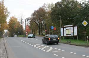 Gesperrte Einfahrt in die Alte Meißner Straße, aus Richtung Meißen kommend