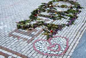 Detail der Gedenkblumen vor der Schule